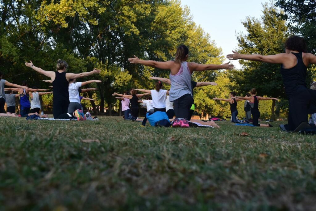 Gruppen-Yoga im Park